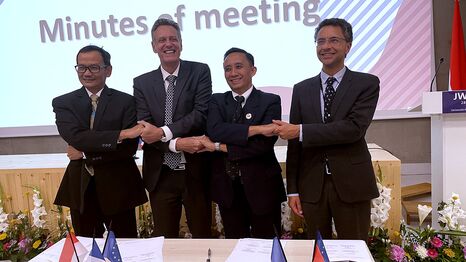 Poignées de mains entre 4 signataires