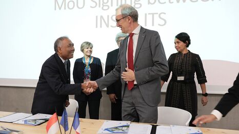 Poignée de mains avec le Directeur de l'INSA