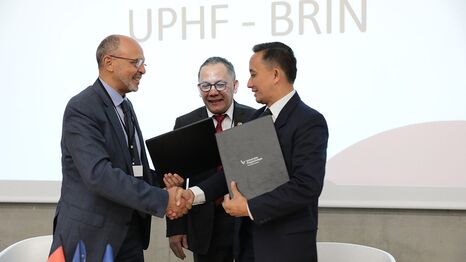 Poignée de mains avec le Président UPHF