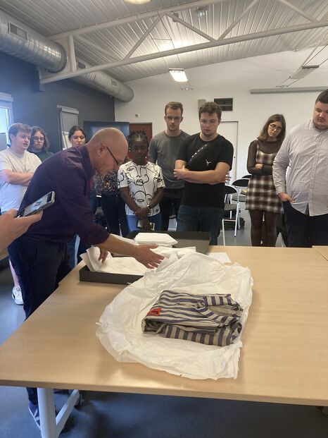 Photo des étudiants du master Histoire au coeur des Archives départementales de Lille.