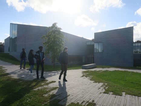 Les étudiants du master Études curatoriales au MusVerre