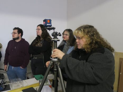 Des étudiants réglent caméras et appareils photos