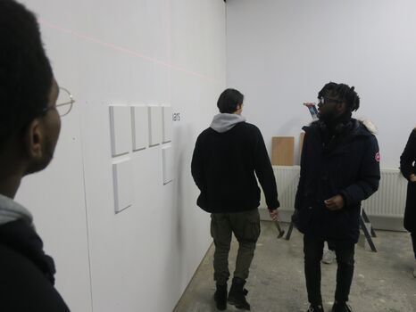 Etudiants explorant l'exposition