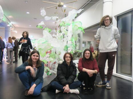 des étudiants pendant l'exposition 