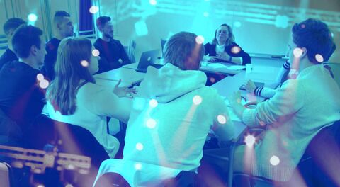 Etudiants en table rond - atelier Hubhouse