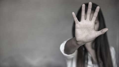 Une femme s'interpose de la main