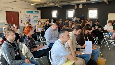 Photo des étudiants du master Histoire au coeur des Archives départementales de Lille.