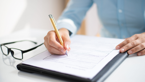Femme qui remplit un formulaire