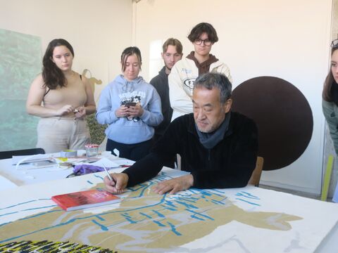 Les étudiants de L1 autour peintre coréen Gye Hoon Park