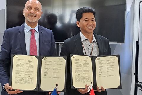 Abdelhakim Artiba, Président de l'UPHF, et Bambang Pramujati, directeur adjoint pour la recherche, l’innovation, la coopération et les alumni à l'ITS