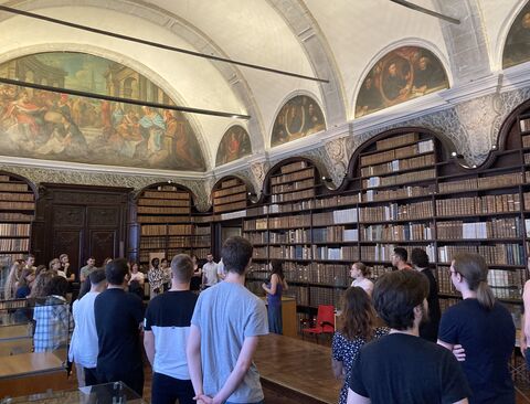 étudiants présents dans la bibliothèque des jésuites 