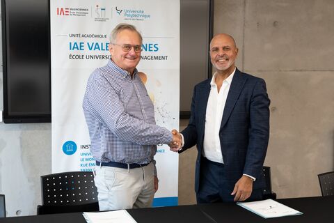 Abdelhakim Artiba et Hugues Vinchon se serrant la main