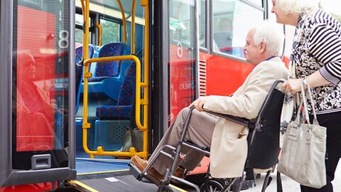 Personne sur un fauteuil montant dans un tramway