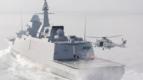 Étude expérimentale et numérique du contrôle des écoulements sur le pont d’envol d’une frégate