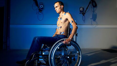 Homme sur fauteuil roulant