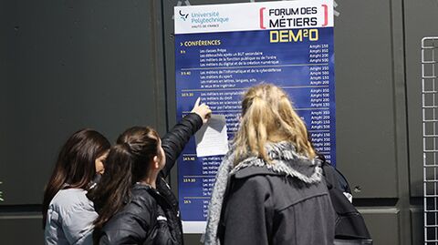Lycéennes au forum DEM²O UPHF 2024