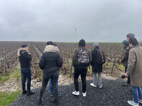 étudiants devant le domaine viticole