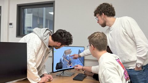 Les étudiants GMP réflichissent au mécanisme de leur robot