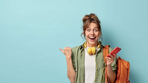 Etudiante avec son smartphone