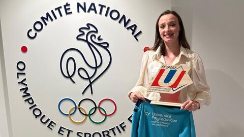 Chloé Galet avec le prix Athlète Féminine de l'année 2024