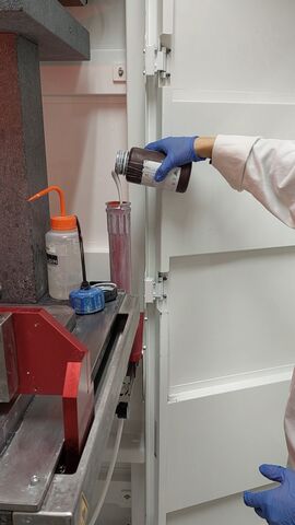 Remplissage de la cartouche avec une résine photopolymérisable chargée en alumine pour préparer la machine