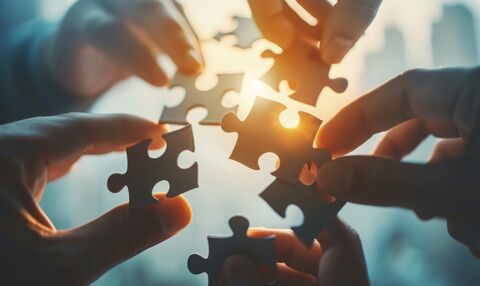 Mains avec pièces de puzzle